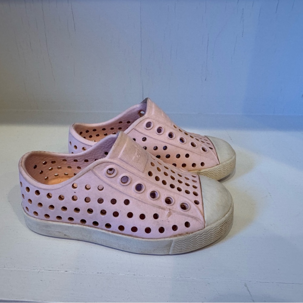 Kids pink Natives, size 5